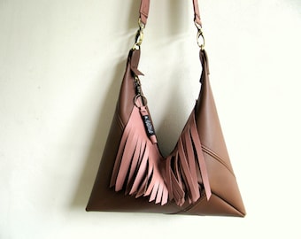 Buideltas, handtas, sterk ontwerp en gemaakt van sterk rundleer, honingkleur, en naturel lichtbruin.