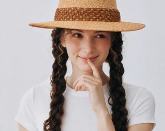 Vintage Brown Straw Hat Women Wide Brim Sun Hat Woven Band Flat Brim Boho Summer Beach Hat Aesthetic Fashion Accessory