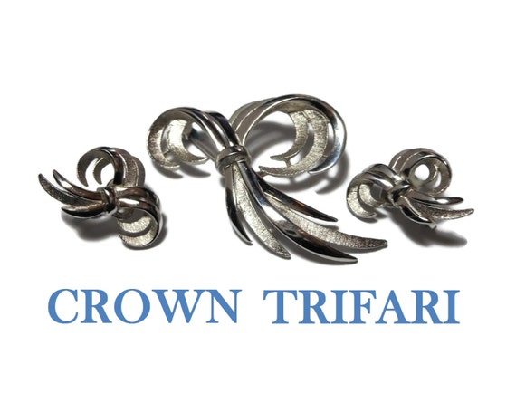 Crown Trifari brooch earrings, silver bows flash light, textured brushed effect and the satin trim of brooch and clip earrings