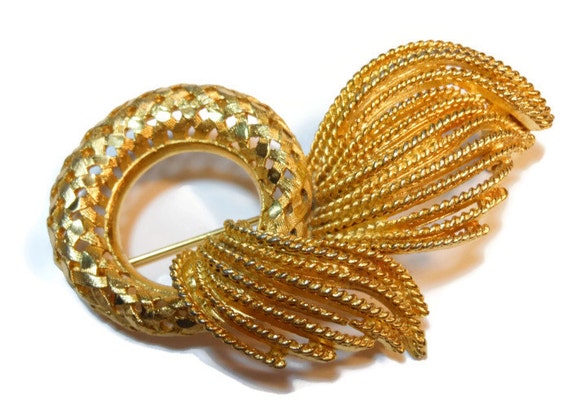 BSK circle brooch gold plated open work lattice brooch with ribbon accent