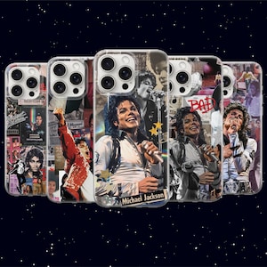 Könnte beinhalten: Eine Sammlung klarer Handyhüllen mit Bildern von Michael Jackson. Die Hüllen zeigen verschiedene Fotos des Sängers, darunter Aufnahmen von Auftritten und Albumcover. Die Hüllen haben ein collageartiges Design mit Text und Sternakzenten.