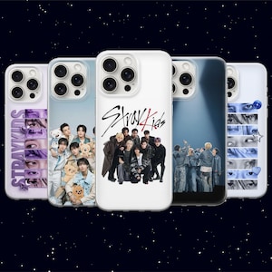 Peut inclure: Cinq coques de téléphone blanches présentant différents designs. Les coques affichent des images d'un groupe de musique, notamment des photos de groupe, des portraits individuels et le logo du groupe. Les coques sont posées sur un fond bleu foncé étoilé.