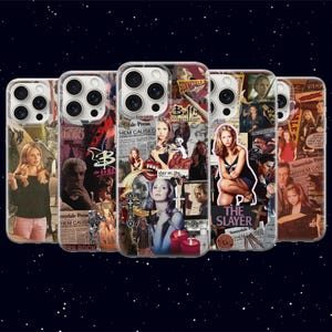 Puede incluir: Cinco fundas transparentes para teléfono con un collage de imágenes de Buffy Cazavampiros, que incluyen retratos de personajes, recortes de periódicos con el texto Sunnydale Press y símbolos góticos en cada diseño.