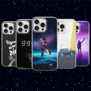 Può includere: Una collezione di cinque custodie per telefono con design unici. Una custodia presenta il testo "Legend Never Die" con un ritratto, un'altra mostra "99" in numeri in grassetto, e altre presentano illustrazioni artistiche di figure e un'auto.