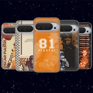 Puede incluir: Cinco fundas para smartphone con el piloto de Fórmula 1 Oscar Piastri. Los diseños incluyen el número 81, patrones de cuadros y retratos fotográficos del piloto con equipo de carreras. Las fundas están alineadas sobre un fondo estrellado.