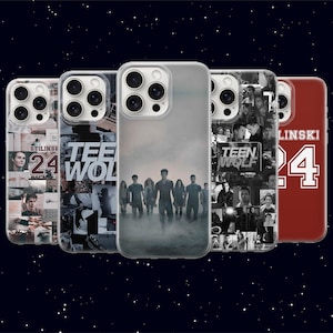 Può includere: Una collezione di cinque custodie per telefoni con vari design. Una custodia è rossa con il numero 24 e il nome "LINSKI". Altre custodie presentano collage di immagini e la scritta "TEEN WOLF". Le custodie sono in uno spazio scuro con stelle.