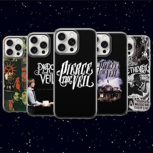 Peut inclure: Une collection de cinq coques de téléphone noires avec différents motifs. Les coques présentent le nom du groupe "Pierce the Veil" en blanc, des illustrations d'album et des images de membres du groupe. Les coques sont conçues pour un smartphone.