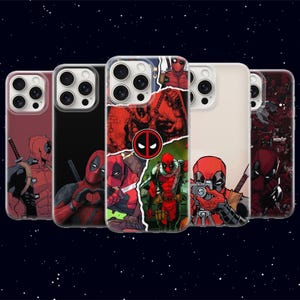 Puede incluir: Una colección de fundas para teléfonos con el personaje de Marvel Comics, Deadpool. Las fundas muestran varias poses de acción y arte de cómics en rojo, negro y blanco. Cada funda tiene un borde transparente.