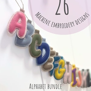 Op de afbeelding: Een slinger van vilten alfabetletters in verschillende kleuren, waaronder roze, blauw, groen en geel, hangt tegen een witte achtergrond. De tekst "26 Machine Embroidery Designs" en "Alphabet Bundle" is ook zichtbaar.