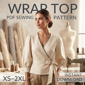 Könnte beinhalten: Ein beiges Wickeloberteil mit langen Puffärmeln, V-Ausschnitt und seitlicher Bindeschleife. Der Text WRAP TOP PDF SEWING PATTERN und XS-2XL ist zu sehen. Das Oberteil hat einen dunklen Saum entlang des Ausschnitts und der Ärmelbündchen.