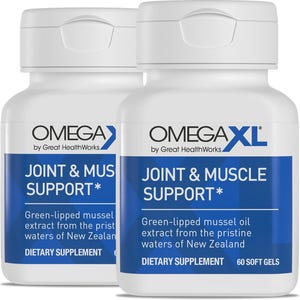 Op de afbeelding: Twee witte supplementflessen met blauwe etiketten. De etiketten lezen "OMEGA" en "OMEGA XL" met de tekst "JOINT & MUSCLE SUPPORT" en "Groenlipmossel extract". Voedingssupplement.