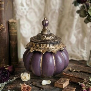 Gerecyclede paarse pompoenpot | Gotische sieradendoos met antiek gouden deksel (Whimsigoth Decor)