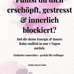 Könnte beinhalten: Werbegrafik mit deutschem Text und einem weichen, rosa Aquarellhintergrund. Der Text fragt, ob Sie sich erschöpft, gestresst und blockiert fühlen, und bietet einen Chakra-Reset-Guide an. Der Guide verspricht, Ihnen zu helfen, Energie und inneren Frieden in 7 Tagen wiederzuerlangen.