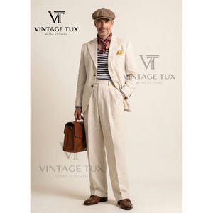 Puede incluir: Un traje de lino beige claro con chaqueta y pantalón a juego. El traje se combina con una camisa a rayas, una bufanda estampada y un maletín de cuero marrón. La imagen incluye el texto "VINTAGE TUX RETRO STITCHED".