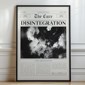 Könnte beinhalten: Ein gerahmtes Schwarz-Weiß-Poster mit dem Album "Disintegration" von The Cure. Das Poster hat ein Zeitungsdesign mit dem Bandnamen und Albumtitel in fetter Schrift. Der Text "I WILL ALWAYS LOVE YOU" ist ebenfalls enthalten.