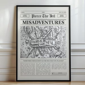 Pode incluir: Pôster emoldurado em preto com um design em estilo jornal. A manchete diz "MISADVENTURES" acima de uma ilustração com o nome da banda "Pierce The Veil". O pôster inclui o texto "Sometimes things don't go the way that you planned."