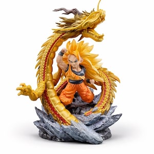 Puede incluir: Figura detallada de un personaje con cabello amarillo puntiagudo y ropa naranja, en pose de combate. La figura está rodeada por un dragón dorado con la boca abierta, sobre una base rocosa. Las escamas del dragón tienen detalles rojos.