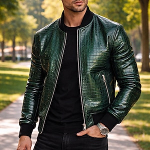 Chaqueta bomber de piel de cocodrilo auténtica para hombre, hecha a mano - Piel exótica de lujo en color verde.
