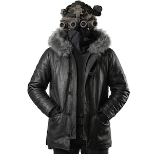 Könnte beinhalten: Schwarze Lederjacke mit fellbesetzter Kapuze. Die Jacke hat einen Knopfverschluss und zwei Vordertaschen. Die Person trägt eine schwarze Sturmhaube und Nachtsichtbrille. Die Jacke ist im taktischen oder militärischen Stil gehalten.