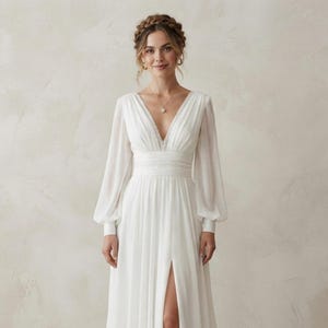 Boho-Chiffon-Hochzeitskleid, langärmelig, V-Ausschnitt, perlenbesetzt, mit Schlitz, maßgeschneidert für standesamtliche Trauungen