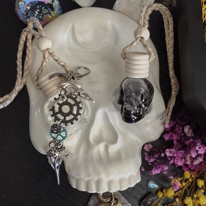 Steampunk Skull Diffuser with Detachable Keychain, Hanging Custom Car Diffuser with Crystals & Botanicals, Goth Halloween Fragrance Gift