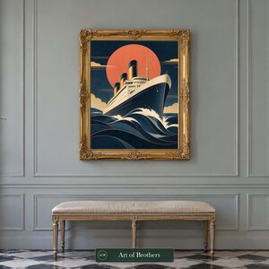 Könnte beinhalten: Ein gerahmter Kunstdruck, der einen großen Ozeandampfer zeigt, der durch stilisierte dunkelblaue Wellen auf eine riesige orangefarbene Sonne zufährt. Das Schiff hat weiße und schwarze Details, und der verzierte goldene Rahmen bildet einen Rand.