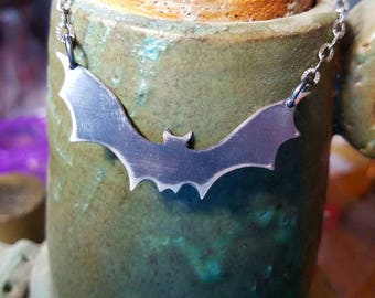 ¡Murciélago de plata esterlina envejecido! ¡Joyería espeluznante para Halloween o gótica!
