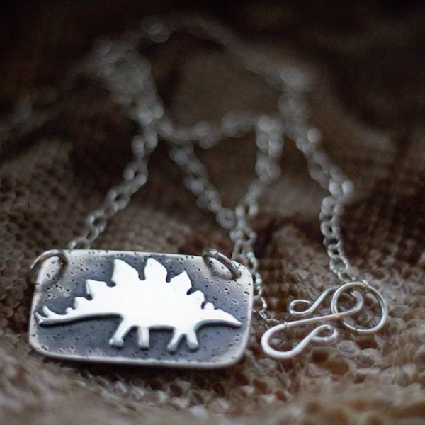 Stegosaurus Halskette, Dinosaurier Anhänger, Fossilien Halskette, Jurassic Bling, Silber Dino, Geschenk für Freund, Kinder, Freundin, Freund, Frau
