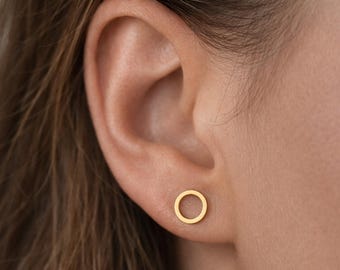Minimalist circle earrings in gold-plated stainless steel