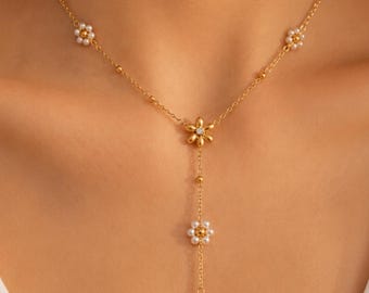 ゴールドレイヤーフラワーネックレス、淡水パールY字ネックレス、繊細なサマージュエリー、花嫁とブライズメイドへのギフト、ミニマルペンダント、彼女へのギフト