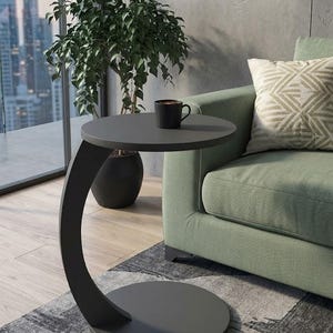 Puede incluir: Un juego de tres tazas de cerámica con un acabado moteado y mate. Las tazas son en tonos crema, gris claro y gris oscuro. Cada taza tiene un diseño simple y minimalista, ideal para café o té.