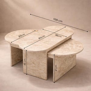 Peut inclure: Un ensemble de tables basses en deux parties, beige effet marbre. La plus grande table mesure 100 cm de long et 85 cm de large, avec une hauteur de 45 cm. La plus petite table mesure 36 cm de large et 37 cm de haut. Design moderne et minimaliste.