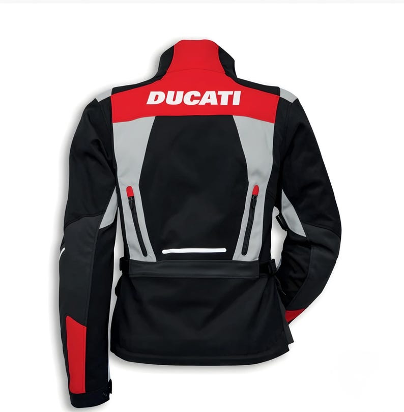 Pu&ograve; includere: Giacca da moto nera, rossa e grigia con la scritta "DUCATI" in bianco sulla parte superiore della schiena. La giacca ha un collo alto, tasche con cerniera e una striscia riflettente. Progettata per la guida in moto.