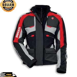 Pu&ograve; includere: Giacca da moto nera, rossa e grigia con la scritta "Ducati" stampata sulla manica. La giacca ha pi&ugrave; tasche, una chiusura a zip e un piccolo logo sul petto. La giacca &egrave; progettata per andare in moto.