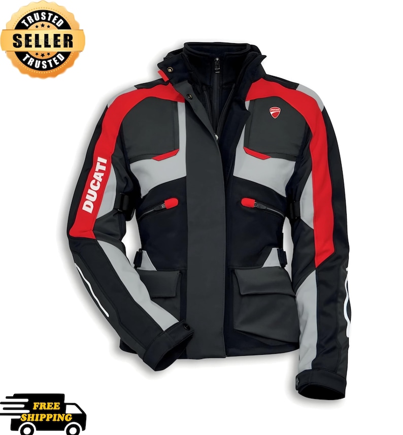 Pu&ograve; includere: Giacca da moto nera, rossa e grigia con la scritta "Ducati" stampata sulla manica. La giacca ha pi&ugrave; tasche, una chiusura a zip e un piccolo logo sul petto. La giacca &egrave; progettata per andare in moto.