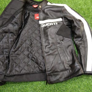 Svart och vit Ducati Dainese lädermotorcykeljacka från 80-talet. bild 3
