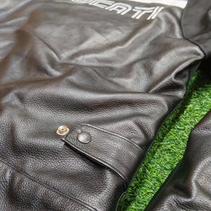 Svart och vit Ducati Dainese lädermotorcykeljacka från 80-talet. bild 5