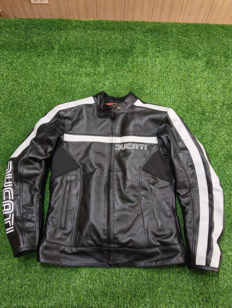 Svart och vit Ducati Dainese lädermotorcykeljacka från 80-talet. bild 1