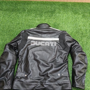 Svart och vit Ducati Dainese lädermotorcykeljacka från 80-talet. bild 2