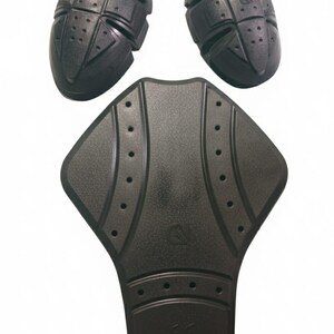 Puede incluir: Juego de armadura de motocicleta negra, que incluye dos protectores de hombros y un protector de espalda. Las almohadillas tienen una superficie texturizada con un patr&oacute;n de rejilla y peque&ntilde;os orificios de ventilaci&oacute;n. El protector de espalda est&aacute; dise&ntilde;ado para adaptarse a la columna vertebral.