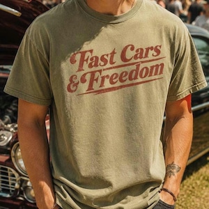 Schnelle Autos Freiheit Shirt, Vintage Racing T-Shirt, Retro Auto Show T-Shirt, Americana Grafik T-Shirt, Komfort Farben Stil Shirt, Geschenk für Auto Jungs Bild 1