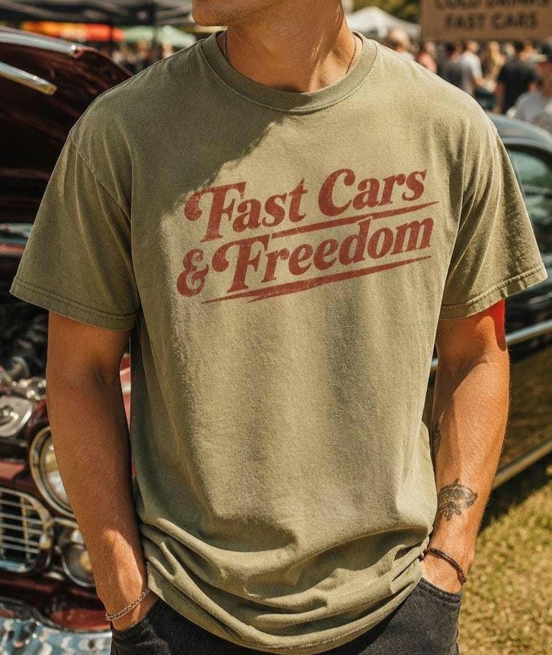 Schnelle Autos Freiheit Shirt, Vintage Racing T-Shirt, Retro Auto Show T-Shirt, Americana Grafik T-Shirt, Komfort Farben Stil Shirt, Geschenk für Auto Jungs Bild 1