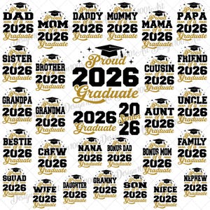 Puede incluir: Una colección de diseños de graduación en negro y dorado. Los diseños incluyen las palabras "Proud" y "Graduate" con el año "2026", junto con títulos como "Dad", "Mom", "Sister" y "Bestie".