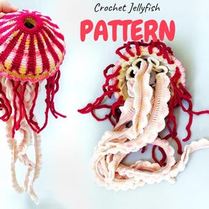 Puede incluir: Dos medusas de ganchillo, una sostenida por una mano. Las medusas tienen una parte superior a rayas rojas, rosas y amarillas con largos tentáculos que fluyen en tonos rosas y rojos. Se muestra el texto "Crochet Jellyfish PATTERN".