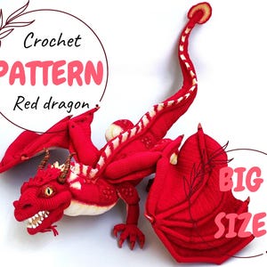 Puede incluir: Un gran dragón rojo de ganchillo con detalles blancos en las alas y la cola. El dragón tiene una cabeza detallada con cuernos y dientes afilados. La imagen incluye el texto "Crochet PATTERN Red dragon" y "BIG SIZE".