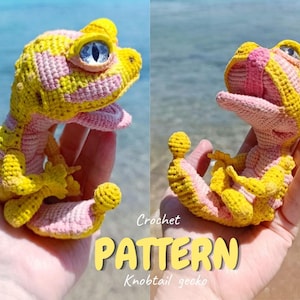 Pode incluir: Um gecko de crochê amarelo e rosa, com olhos azuis. O gecko é feito à mão e tem uma aparência texturizada. A imagem inclui o texto "Crochet PATTERN Knobtail gecko".