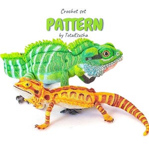 Puede incluir: Un patrón de ganchillo de TotaKsusha que presenta dos figuras de lagartos hechas a mano. Uno es un lagarto verde grande con rayas blancas y espalda texturizada, y el otro es un lagarto naranja y amarillo más pequeño con rayas marrones.
