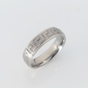 Men&#39;s Titanium Greek Key Ring Band