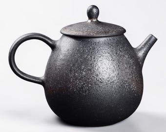 Tetera de cerámica japonesa hecha a mano, vajilla de cerámica negra minimalista de estilo retro.