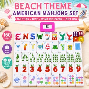 Può includere: Un set di Mahjong americano a tema spiaggia con 160 tessere bianche decorate con illustrazioni colorate di conchiglie, bevande, infradito e numeri. Il set include un indicatore di vento rosa con la lettera E, quattro dadi e una scatola regalo.